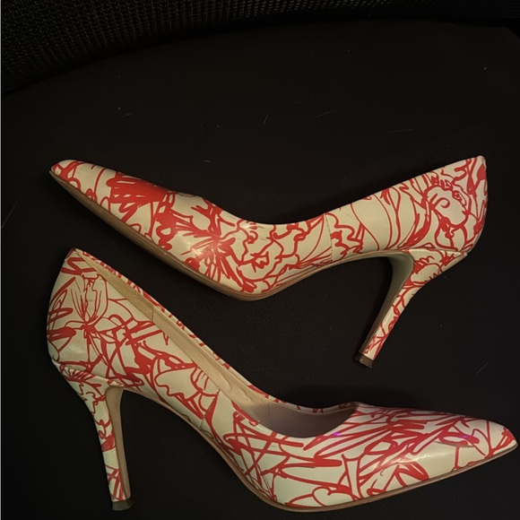 Nine West stylish dress pump
Shoe size 7.5
Originally $50, worn 3 times only - Picture 10 of 12